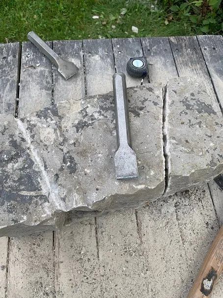 Splitting stone with a hand tracer